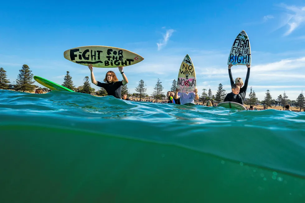 Surfere har i år padlet ut i havet og demonstrert mot Equinors oljeplaner i Australbukta.