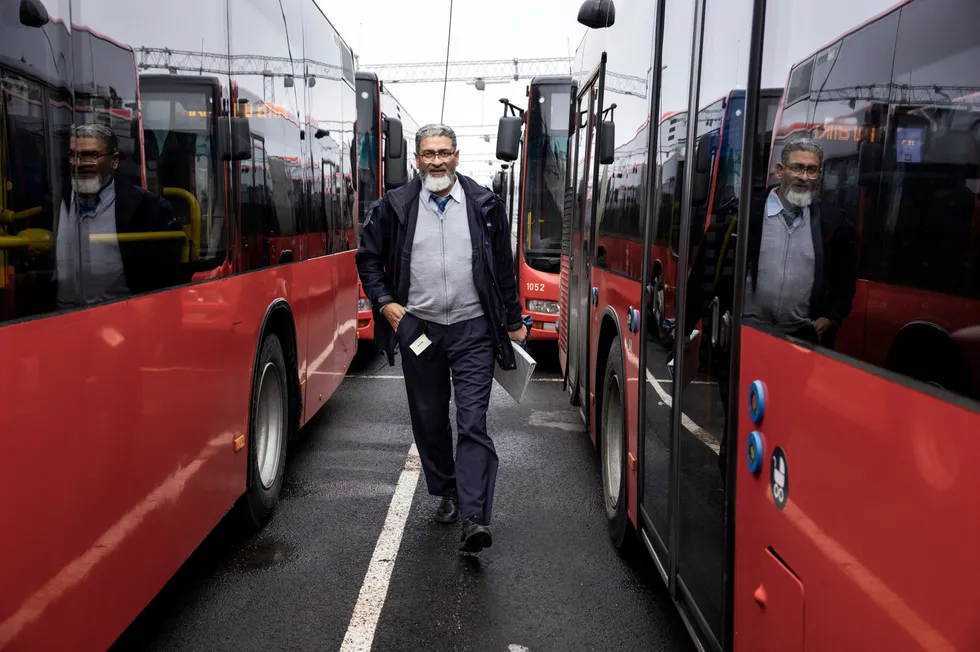 En bussjåfør med godt humør. Mukhtar Ahmad, hovedtillitsvalgt for Fellesforbundet i Unibuss-klubben i Oslo.