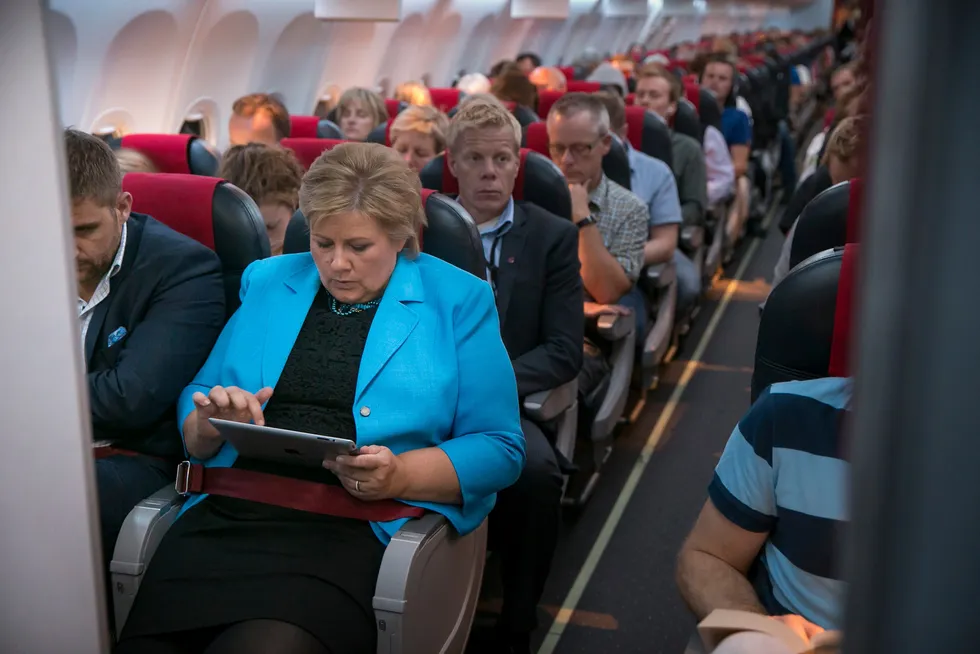 Erna Solberg om bord på kveldsflyet til Bergen. Hvilket spill slår hun i hjel tiden med å spille?