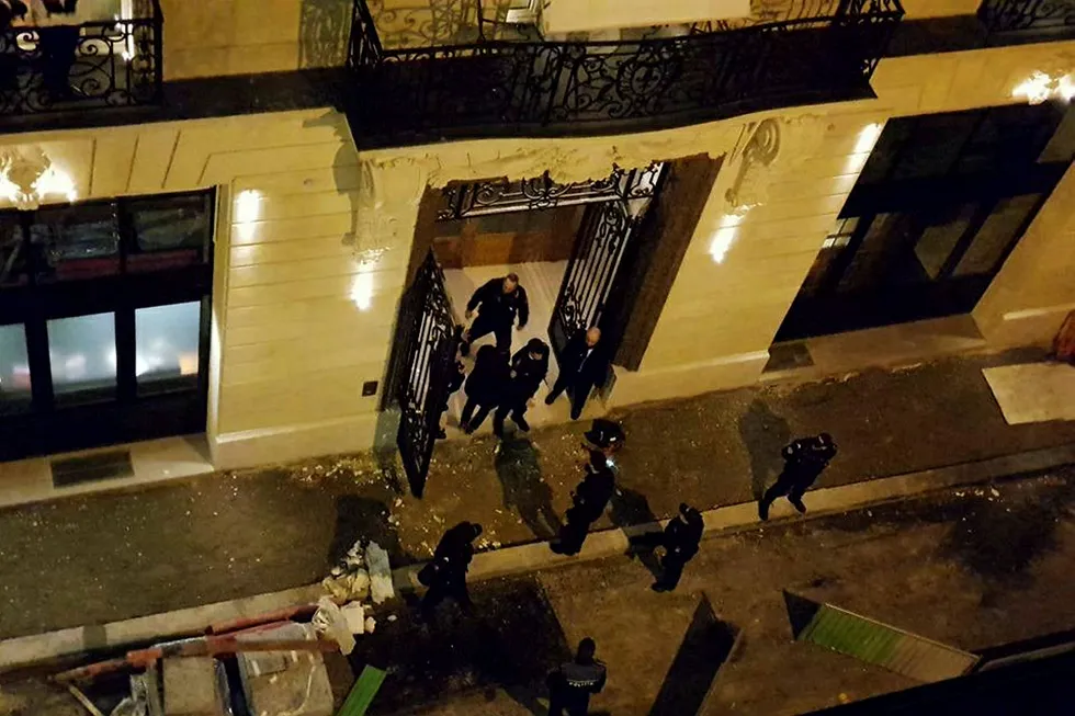 Ranere med øks stjal juveler fra en butikk i det berømte Ritz-hotellet i Paris. Bildet er tatt etter ranet. Foto: SOCIAL MEDIA