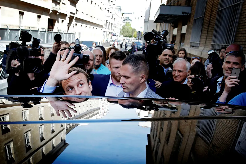 Frankrike-ekspert tror presidentkandidat Emmanuel Macron vil få det vanskelig som president. Her forlater Macron sitt hjem mandag, dagen etter at han vant første runde i det franske presidentvalget. Foto: Benoit Tessier/Reuters/NTB Scanpix
