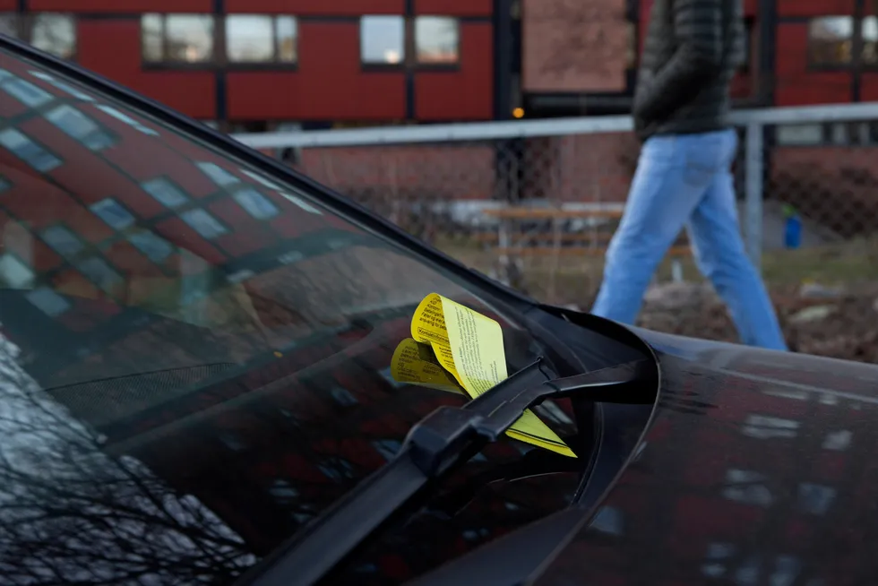 Av erfaring vet vi at en parkeringsbot kan forsvinne i en bukselomme, skriver Inger Lise Blyverket i innlegget.
