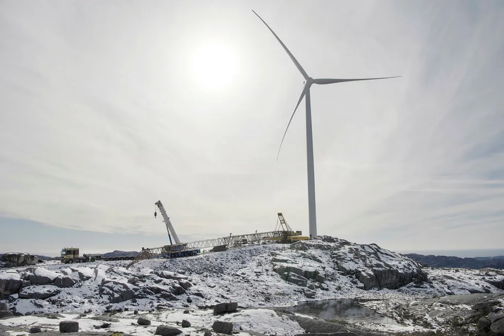 Bare ikke her, sier alle om vindmøllene. Men hva med noen vindmøller på åsene rundt Oslo, er forslaget i ett av debattinnleggene denne uken.