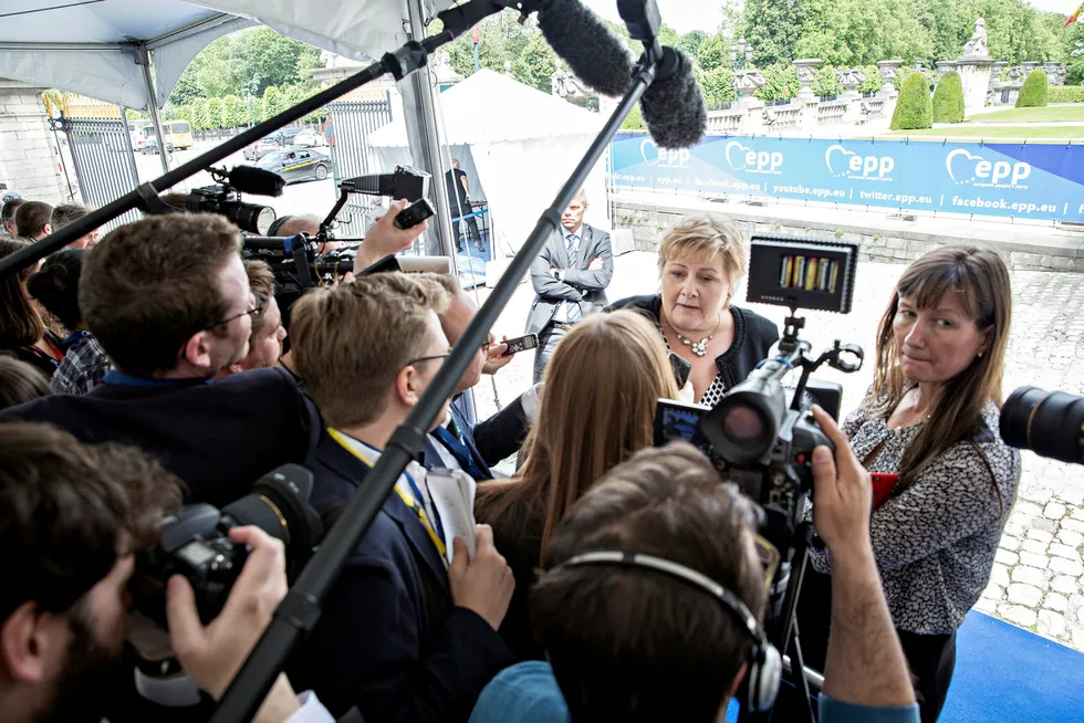 Erna Solberg mister sin mangeårige kommunikasjonssjef Trude Måseide (til høyre), som om kort tid utnevnes til kommunikasjonssjef i UD. Her fra et møte i Brussel for tre år siden.