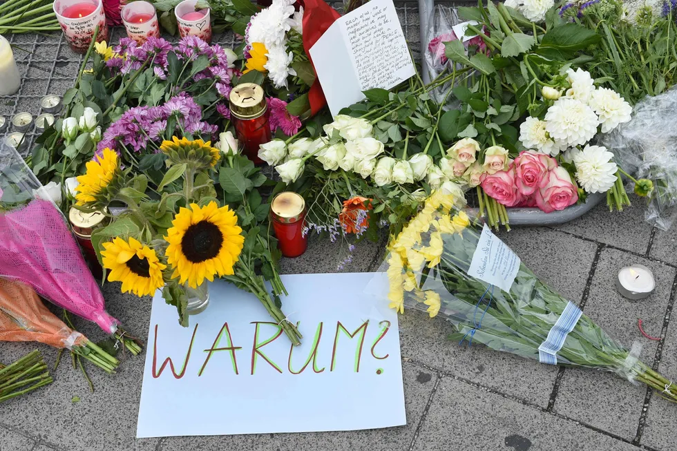 Hvorfor? spør en som lagt ned blomster etter et islamistisk terrorangrep i München i 2016.
