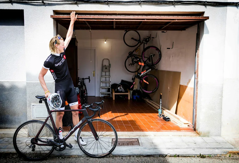Dan Erik Hansen henter daglig ut sykkelen fra garasjen under leiligheten i Lloret. Sykkelsatsingen ser han på som en fulltidsjobb. Foto: Gunnar Lier