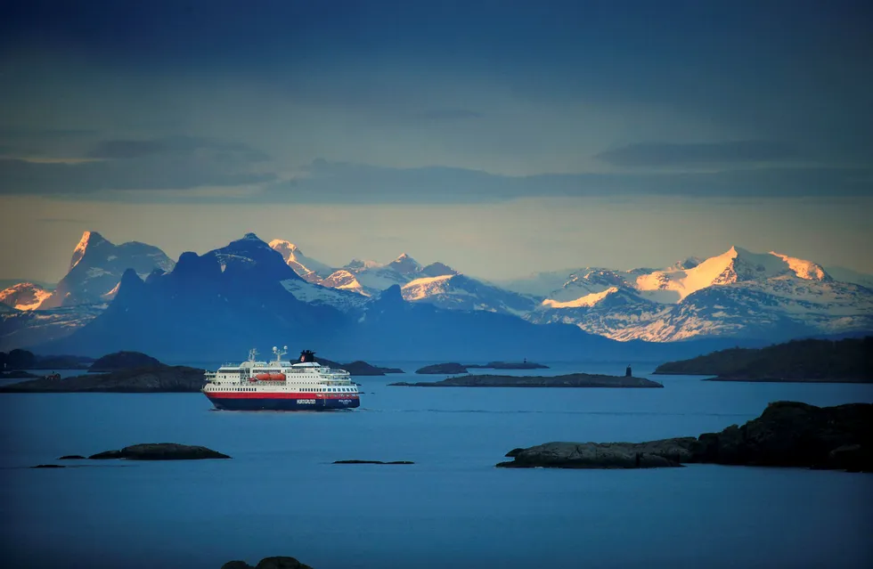 Turistveksten i Norge har stoppet opp, men unntak av Nord-Norge, hvor veksten fortsetter. Her forlater Hurtigruten Svolvær. Foto: Stein J. Bjørge