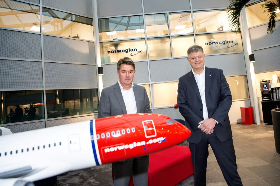 Konsernsjef Jacob Schram (til høyre) og finansdirektør Geir Karlsen i Norwegian har fått fullmakt fra aksjonærene til å forsøke å redde flyselskapet fra konkurs.