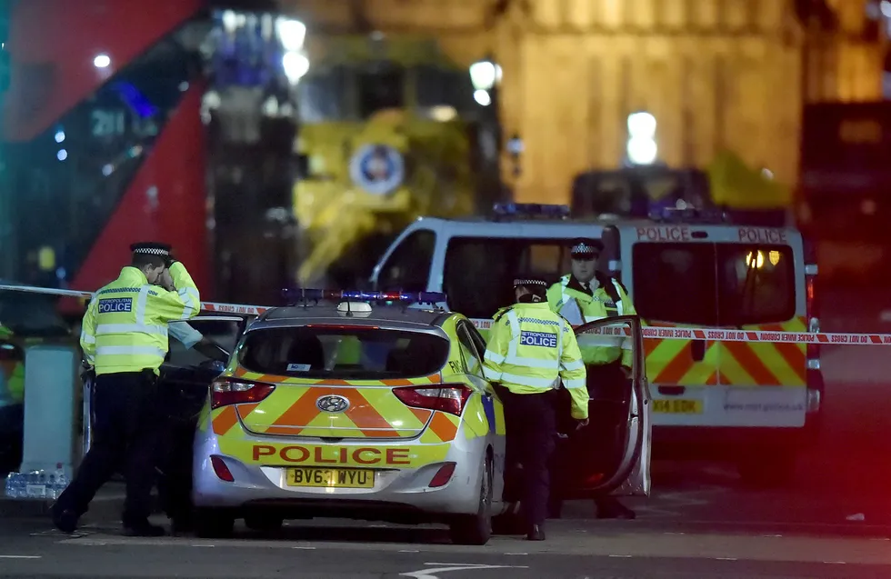 Britisk politi har satt inn store styrker i etterforskningen av hva de mener var et terrorangrep på Westminster Bridge i London på onsdag. Foto: Hannah McKay/Reuters/NTB Scanpix