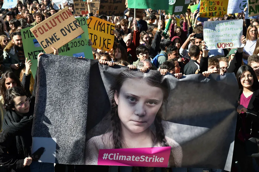Skoleelever verden over har trolig god grunn til å streike, mener Kalle Moene. Her fra fredagens streikemarkering på rådhusplassen i Roma i Italia med en stor versjon av den svenske initiativtakeren, Greta Thunberg.