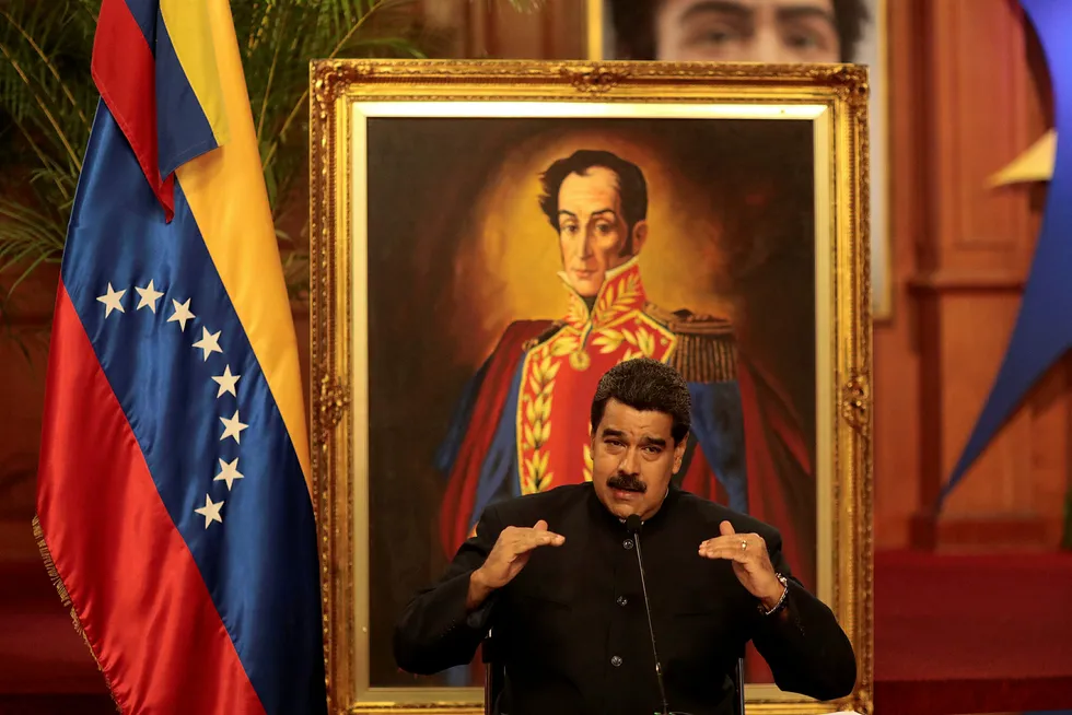 Venezuelas president Nicolas Maduro taler foran et bilde av landets nasjonalhelt, Simon Bolivari Miraflores-palasset 22. august. Foto: MARCO BELLO