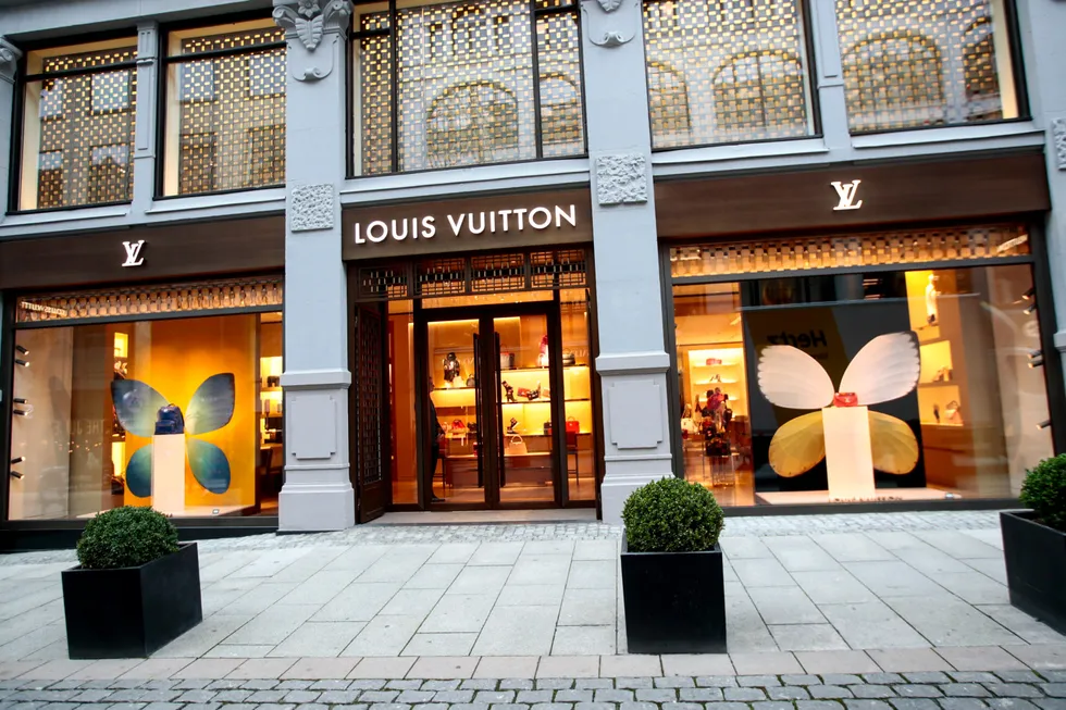 Nedre Slottsgate i Oslo er full av eksklusive butikker, blant annet franske Louis Vuitton.