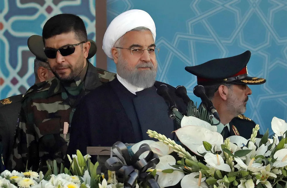 Irans president Hassan Rouhani holdt tale under den årlige militærparaden i Teheran, som markerer starten på krigen mellom Iran og Saddam Husseins Irak mellom 1980 og 1988. Foto: / AFP PHOTO / str