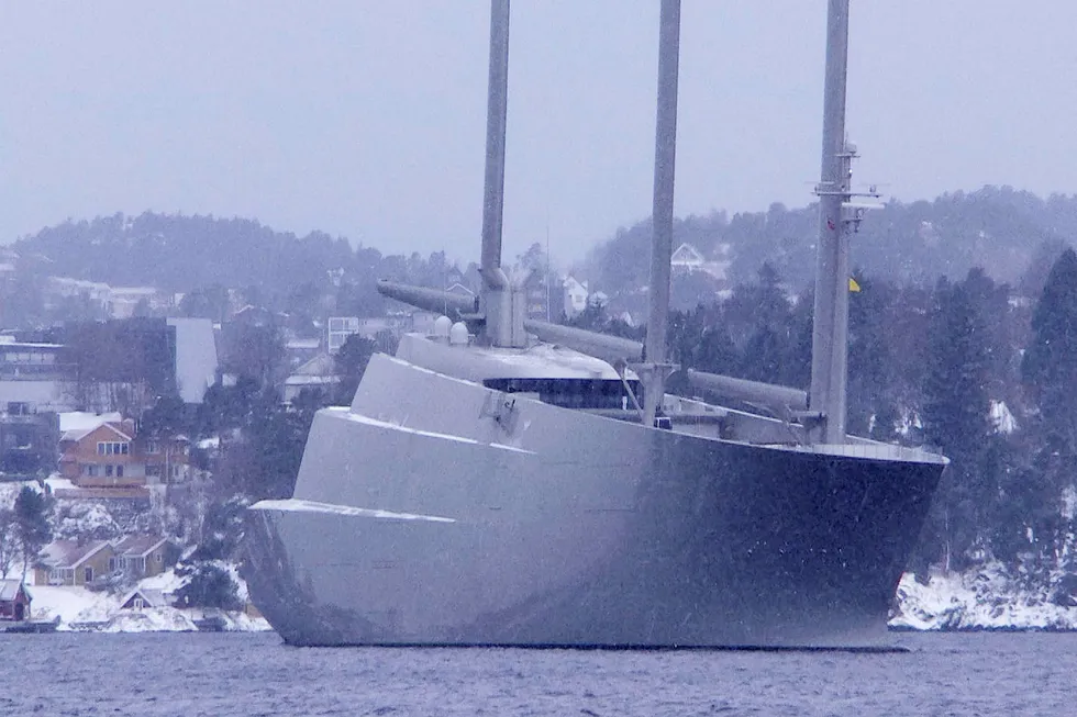 Den nye superyachten til den russiske oligarken Andrej Melnitsjenko har ankommet et Kristiansand i tett snødrev. Foto: Harald Berglihn