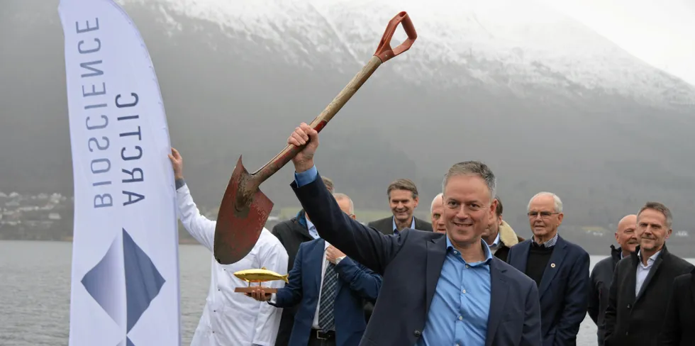 Gründer og fagsjef Hogne Hallaråker i Arctic Bioscience tok det første spadetaket for det nye fabrikkbygget, som skal skape produsere unike produkt av silderogn både til legemidler og helsekost.