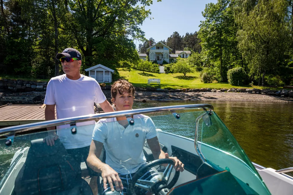 Terje Andresen (55) og sønnen Johannes Borud Andresen (21) belager seg på at dette blir siste sommeren på Bjerkøya-hytta, som nå legges ut for salg.
