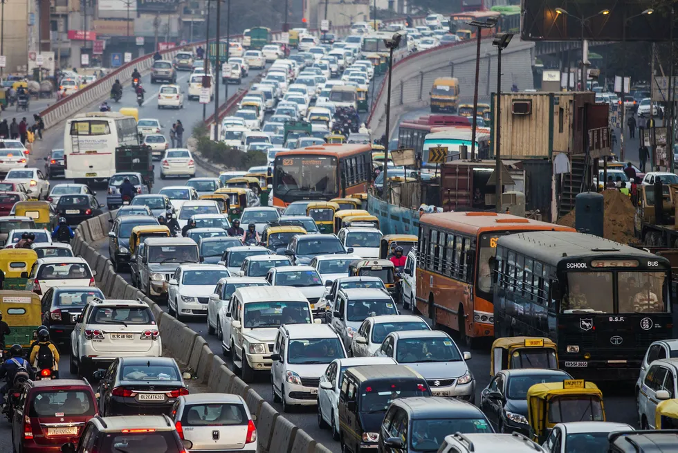 Nå står inderne for tur. De ønsker en enklere hverdag med bil, vaskemaskin, støvsuger og komfyr. Alt som vi i dag tar for gitt. Dette suget etter økt levestandard og en stadig økende verdens befolkning (øker med 200.000 innbyggere hver eneste dag!) er et dilemma i skjæringspunktet mellom klima og energi. Traffic moves along a highway during evening rush hour in Delhi, India, on Monday, Jan. 11, 2016. In a city where motorists routinely run red lights and drive on the wrong side of the road, many doubted the feasibility of Delhi leader Arvind Kejriwal's plan to roughly halve the number of cars in India's capital in a bid to reduce air pollution. Photographer: Prashanth Vishwanathan/Bloomberg --- Foto: Prashanth Vishwanathan/Bloomberg