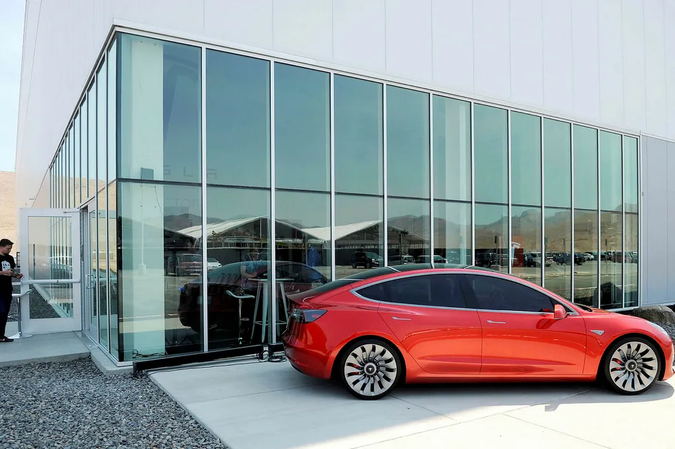 En prototyp av Teslas nyeste bilmodell «Model 3» står utstilt utenfor bil – og batterifabrikken Gigafactory 1 i Nevada, 2016.