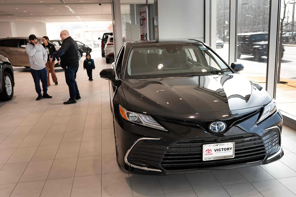 Det er høy vekst av hybridmodeller i USA. Toyota og Honda tar markedsandeler i USA og forbereder seg på å legge frem rekordresultater for regnskapsåret som ble avsluttet den 31. mars. Toyotas børsverdi er doblet på 12 måneder til en ny rekord.