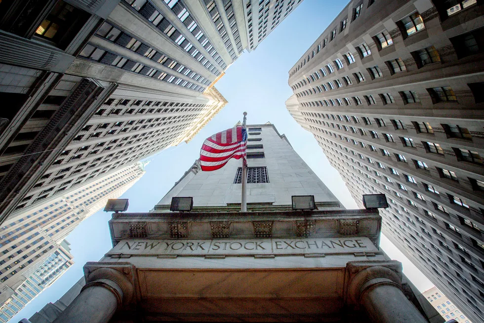 Personalinngangen til NYSE, New York Stock Exchange, ligger klemt mellom Wall Street og New Street. Foto: Orjan F. Ellingvag