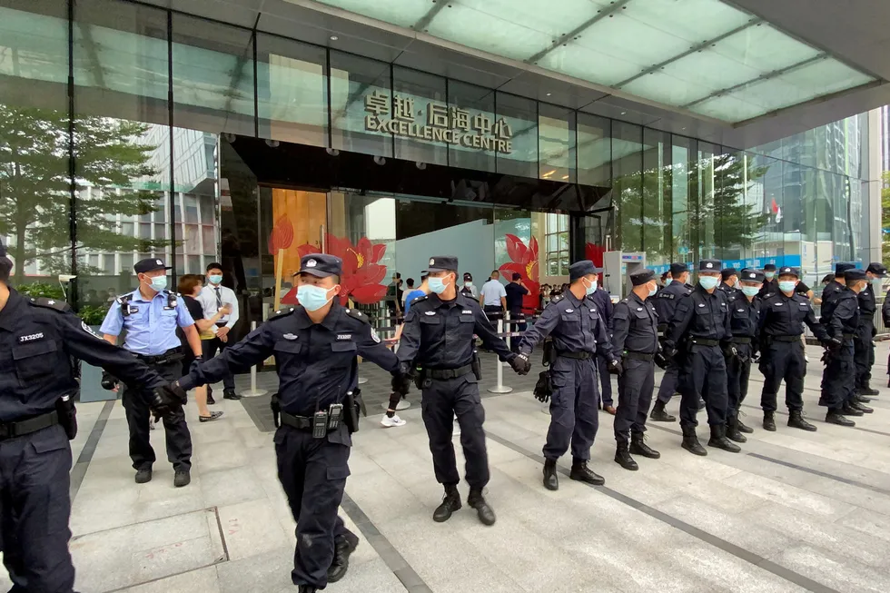 Politi oig sikkerhetsvakter omringet hovedkontoret til eiendomsselskapet China Evergrande for å beskytte det mot rasende folkemengder på mandag. Aksjekursen er i fritt fall og risikoen for en konkurs øker.