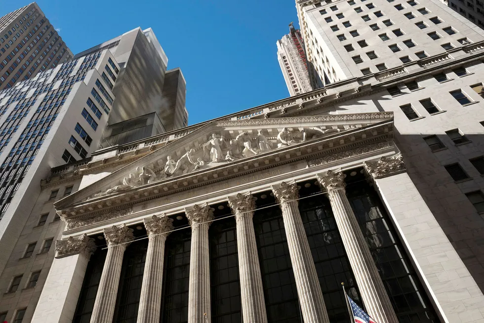 Amerikanske aksjer stiger mandag. Bildet er av New York Stock Exchange i bydelen Manhattan i New York. Foto: Mark Lennihan / AP / NTB Scanpix