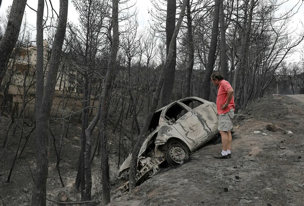 Skogbrannene som herjet utenfor Aten tidligere i uken, kostet minst 88 mennesker livet og forårsaket store materielle skader. Foto: AP / NTB scanpix