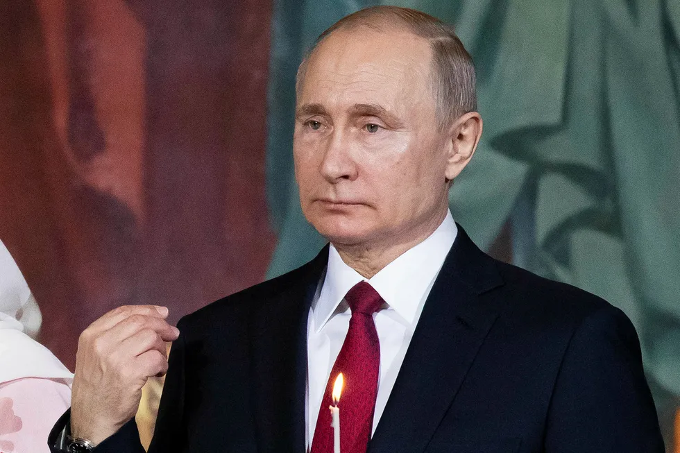 President Vladimir Putin driver fortsatt politisk krig mot vestlige demokratier. Her gjør han korsets tegn i påsken.