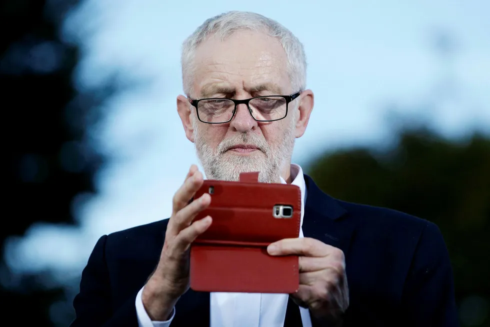 Denne uken hylles Jeremy Corbyn under Labours landsmøte i Brighton. Meningsmålingene viser at partiet ville vunnet et nyvalg i dag, skriver artikkelforfatteren. Foto: Daniel Leal-Olivas/AFP/NTB Scanpix