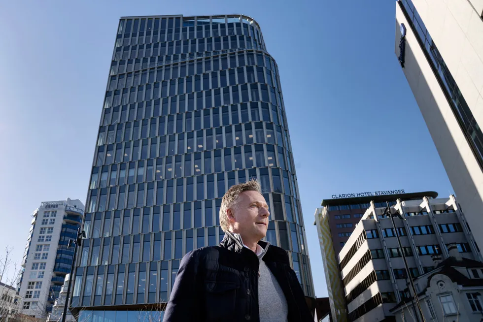 Stavanger har fått en ny «skyline» med høyhuset K8 midt i sentrum. Bak står investoren Alfred Ydstebø.