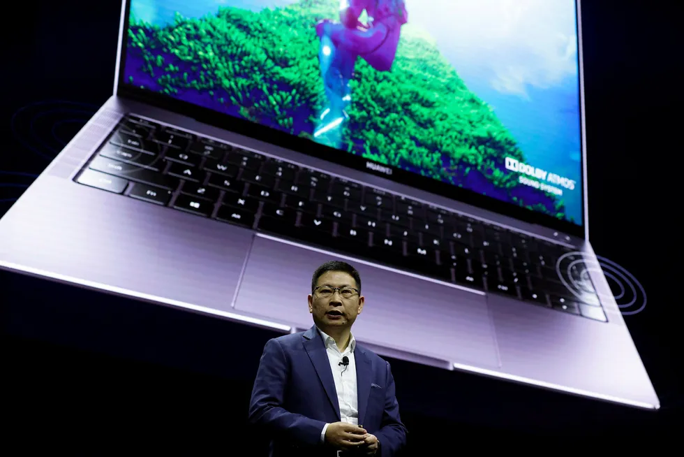 Huawei-direktør Richard Yu viste frem den personlige datamaskinen MateBook X Pro i Spania i februar. Nye modeller som skulle lanseres denne uken, er utsatt på grunn av amerikanske sanksjoner mot selskapet.