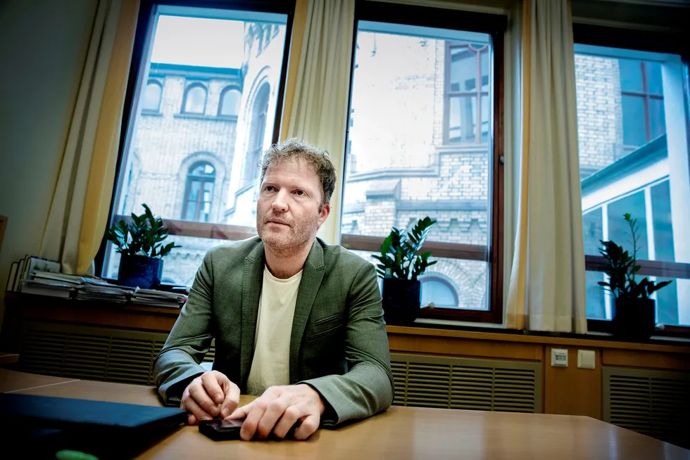 Sigbjørn Gjelsvik (Sp) var saksordfører for saken i Stortinget. Han mener deler av den nye hvitvaskingsloven er litt fremmed i norsk sammenheng.
