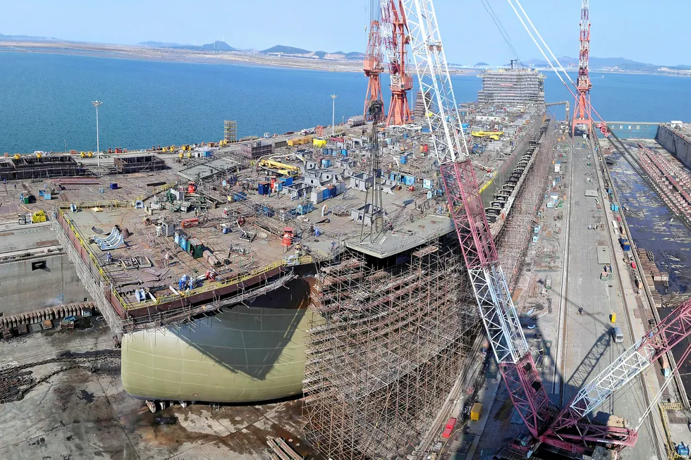 New tender: hull of the Guanabara FPSO under construction at Dalian Shipbuilding Industry Corporation in China