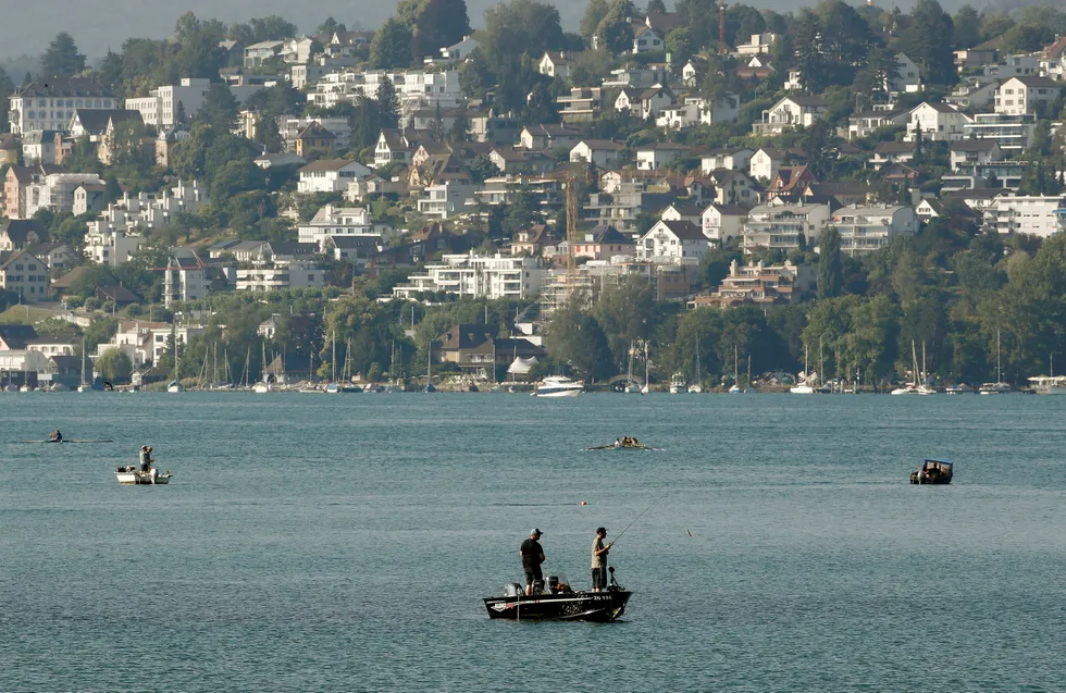 Fiskere på Lake Zürich i Zürich i Sveits, fotografert tidligere denne måneden. Foto: ARND WIEGMANN/Reuters