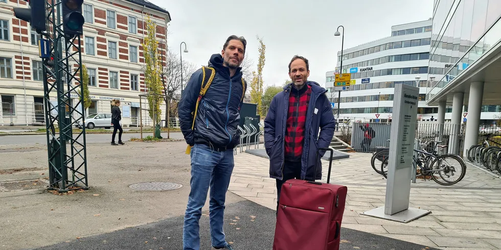 Forfatterne Kjetil Østli (t.v.) og Simen Sætre har skrevet boken «Den nye fisken». Sætre reiser på lanseringsturné med kofferten full av bøker.