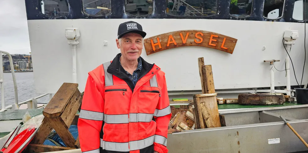 Bjørne Kvernmo om bord i «Havsel» ikke lenge etter at de hadde gått på grunn i Tromsøysundet.