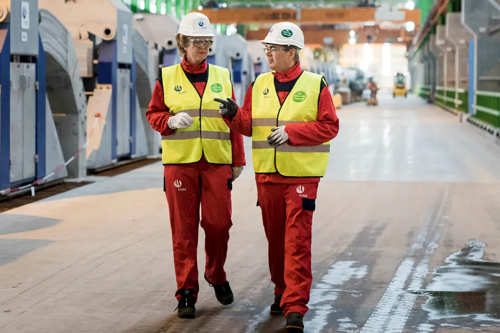 Hilde Merete Aasheim var sjef for primærmetallproduksjonen i Hydro da hun innviet det nye pilotanlegget for energieffektiv aluminiumsproduksjon her på Karmøy sammen med Hydro-sjef Svein Richard Brandtzæg i august 2017. Anlegget har hun stått i bresjen for.