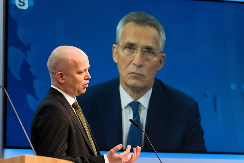Finansminister Trygve Slagsvold Vedum presenterer Jens Stoltenberg som ny sentralbanksjef.