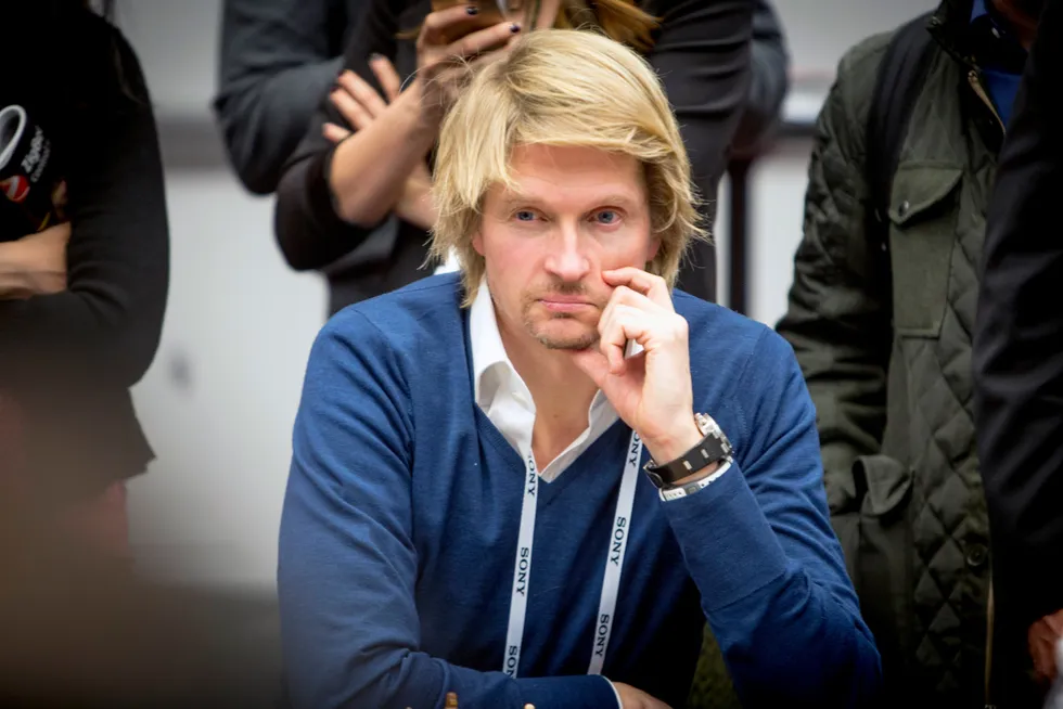 Eigil Stray Spetalen tjente 10 millioner kroner i fjor. Her sitter investoren i tanker etter å ha blitt slått ut av Magnus Carlsen i et parti simultansjakk i regi av Nordic Semiconductor i 2014.