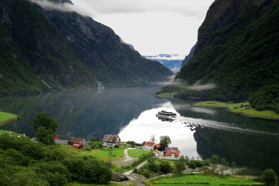 Mange nordmenn bosetter seg mer enn gjerne i distriktene – men ikke i det aller mest grisgrendte strøkene. Aurland er blant kommunene som har potensial til å bli et regionsenter, og opplever befolkningsvekst, selv om det ikke direkte illustreres på dette bildet av nydelige Nærøyfjorden.