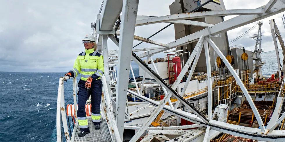 FULL AKTIVITET: Tross fall i olje- og gassprisene, foregår prøveboring og gassproduksjon i Barentshavet. Boreriggen Leiv Eiriksson driver avgrensningsboring for Lundin på Altafunnet i Barentshavet. Nå har regjeringen nok en gang åpnet nye oljefelt i nord.