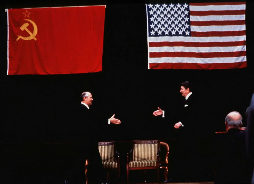 Da den kalde krigen gikk mot slutten ble USAs president Ronald Reagan (t.h.) og Sovjetunionens Mikhail Gorbatsjov enige om at «en atomkrig kan aldri vinnes og må aldri bli utkjempet».
