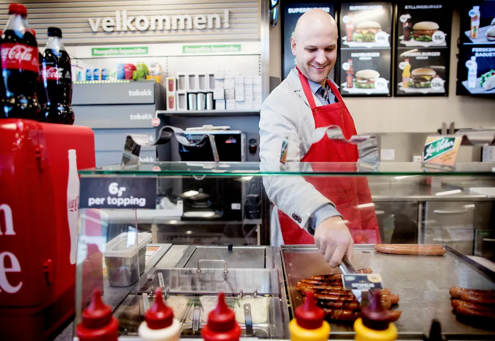 Salgsmarkedssjef Christian Granly (30) i Circle K sørger for at pølsene «smiler» til kundene på stasjonen på Økern i Oslo. Foto: Ida von Hanno Bast