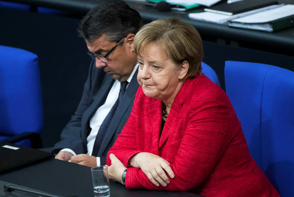 Tysklands utenriksminister Sigmar Gabriel og statsminister Angela Merkel i nasjonalforsamlingen tirsdag, dagen etter at regjeringsforhandlingene brøt sammen. Foto: Bernd von Jutrczenka / AP / NTB scanpix