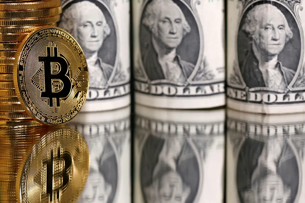 Toppsjefen for det børsnoterte amerikanske selskapet Microstrategy spådde kollaps av bitcoin da kursen lå på 600 dollar i 2013. Nå har selskapet kjøpt nesten 40.000 bitcoin til kurs på over 10.000 dollar.