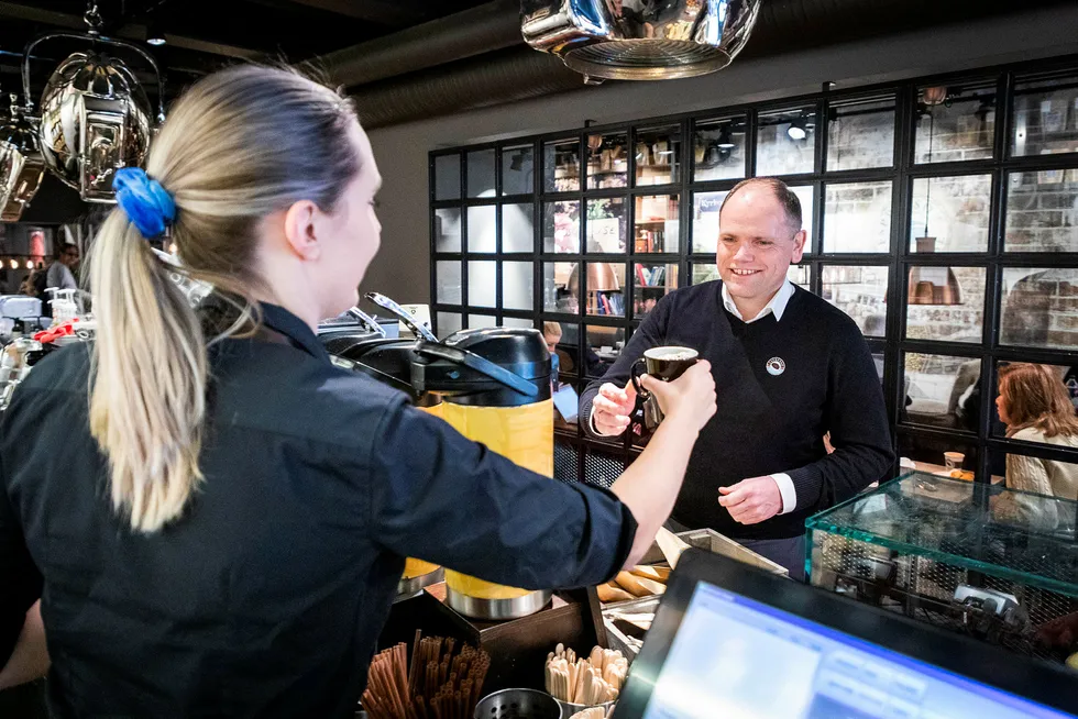Administrerende direktør Torodd Gøystdal i Espresso House Norge bestiller kaffe av avdelingsleder Rebecka Johansson på Espresso House på Majorstuen.