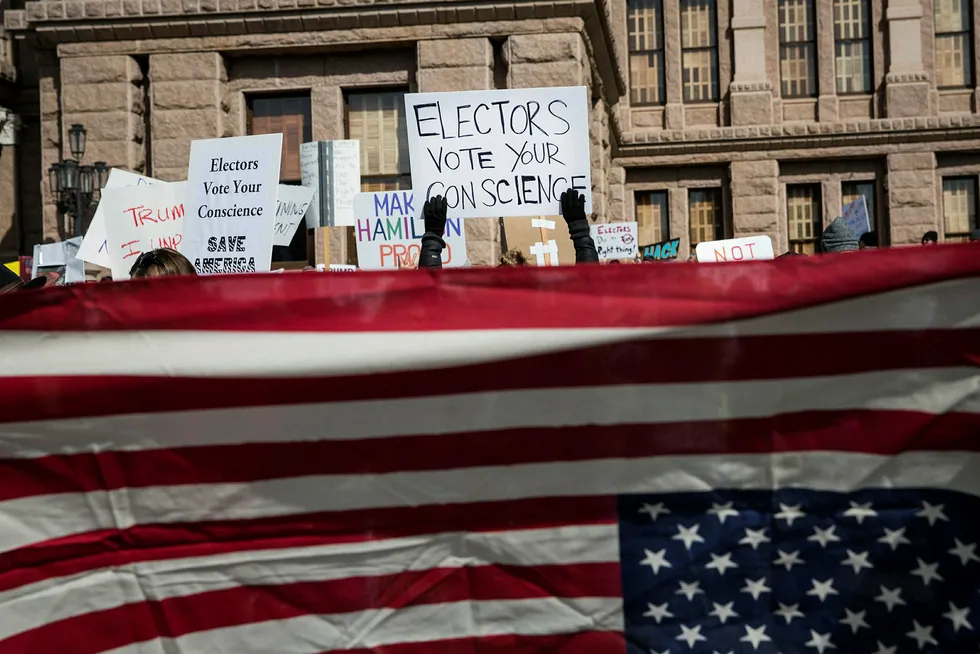 Demonstranter forsøkte helt til det siste å påvirke republikanske valgmenn til å ikke stemme på Donald Trump mandag. Til ingen nytte. Foto: Tamir Kalifa/AP photo/NTB scanpix
