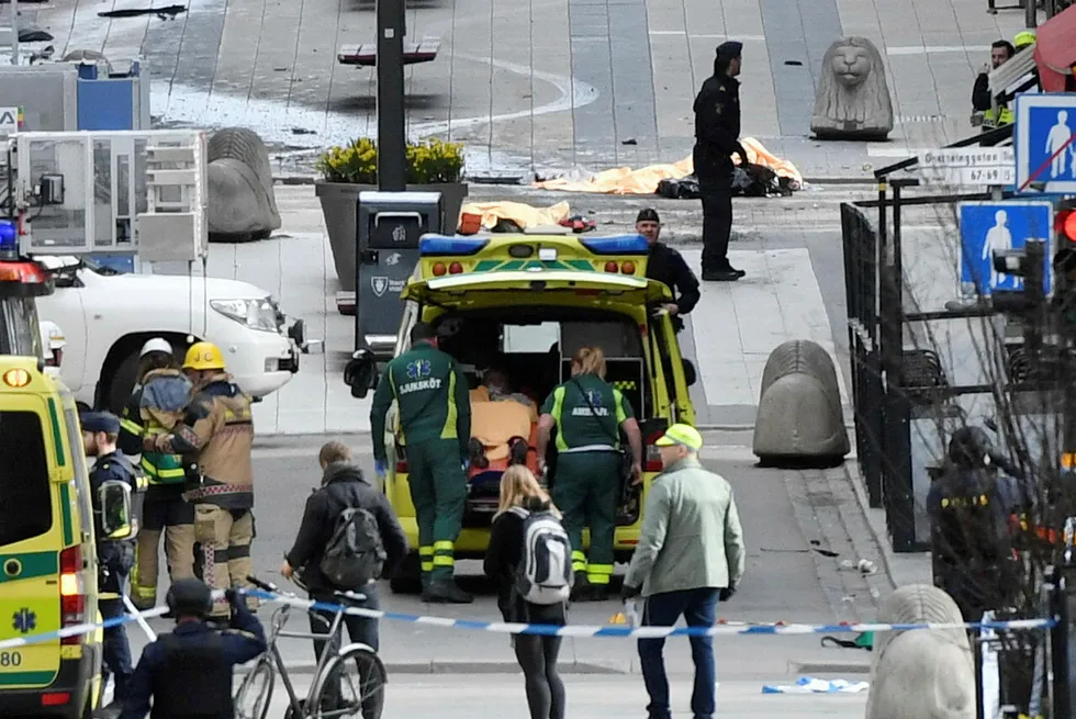 Tre personer er bekreftet drept i Stockholm etter at en lastebil kjørte inn Drottninggatan og kolliderte i en butikk. Foto: TT News Agency/Reuters/NTB Scanpix