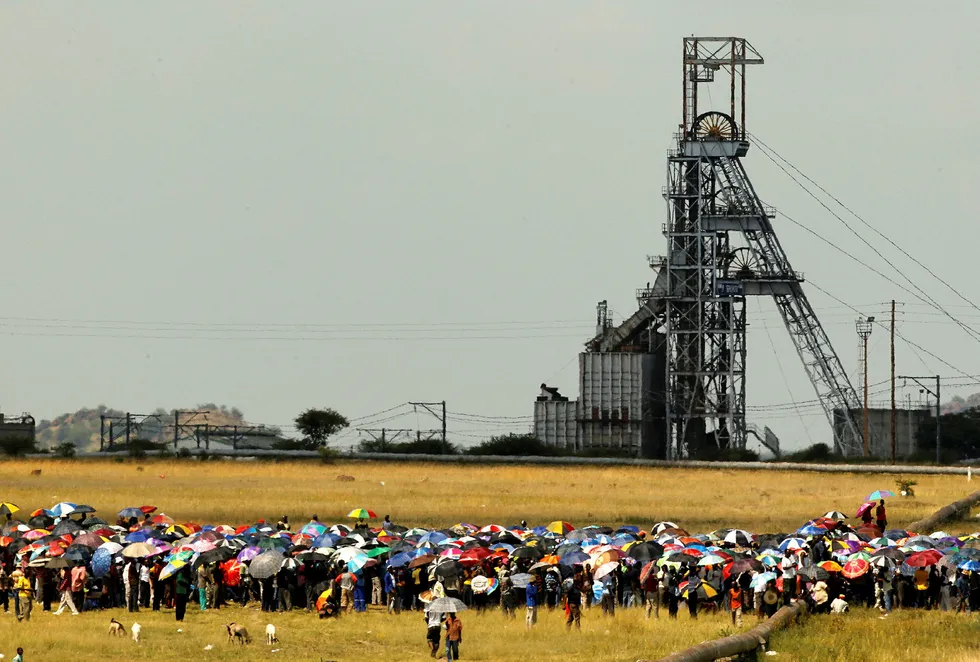 Gruvegiganten Impala Platinum kutter stort i arbeidsstokken. Bildet viser streikende arbeidere i 2012 utenfor et av selskapets anlegg i Rustenburg 120 km nordvest for Johannesburg. Foto: Siphiwe Sibeko/Reuters/NTB Scanpix