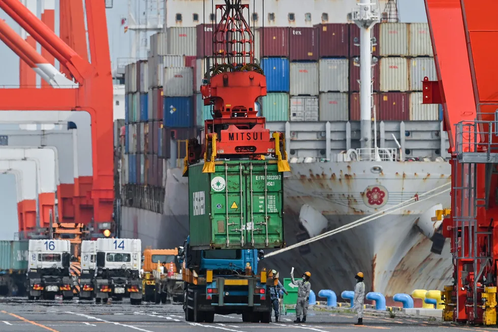 Den japanske eksporten og importen økte i april på grunn av en svak yenkurs. Handelsvolumene henger etter. Sentralbanken og selskaper forsøker å navigere seg gjennom kaoset. Her fra Aomi Container Terminal i Tokyo denne uken.